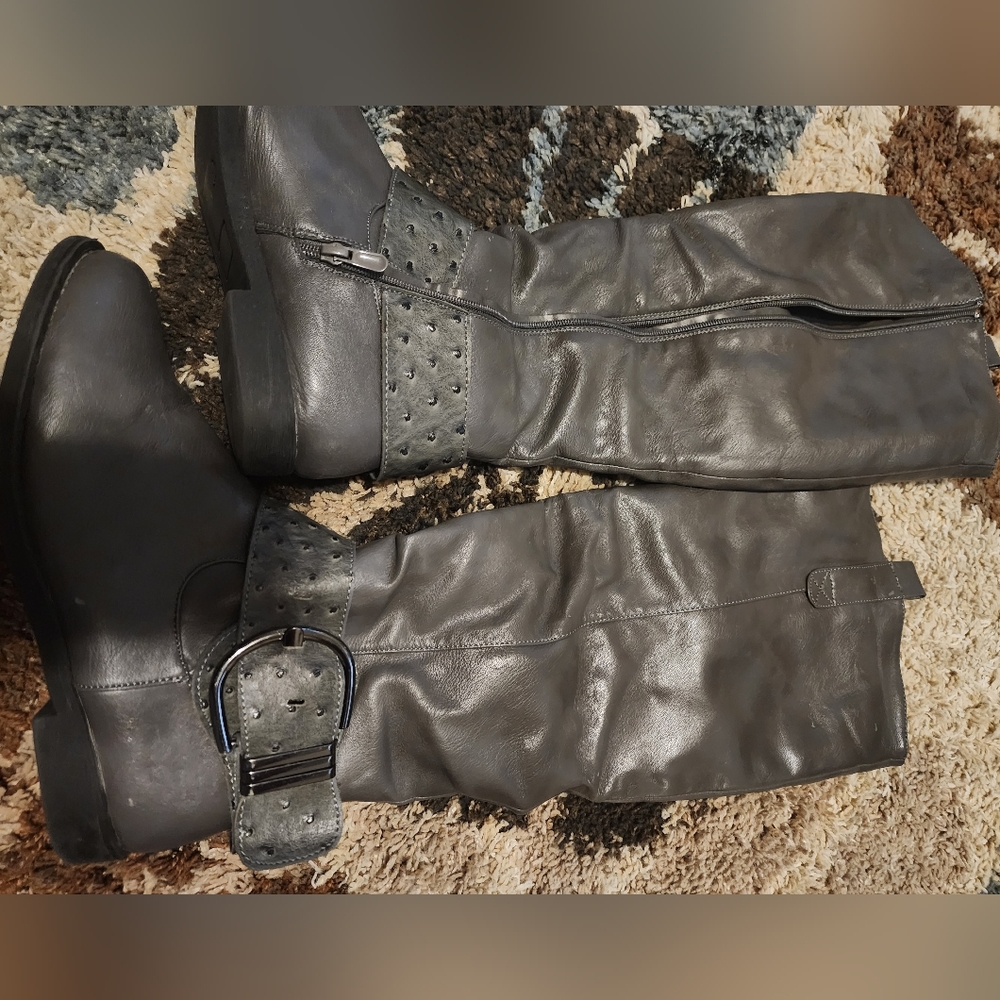 Grey Boots - Picture 2 of 5